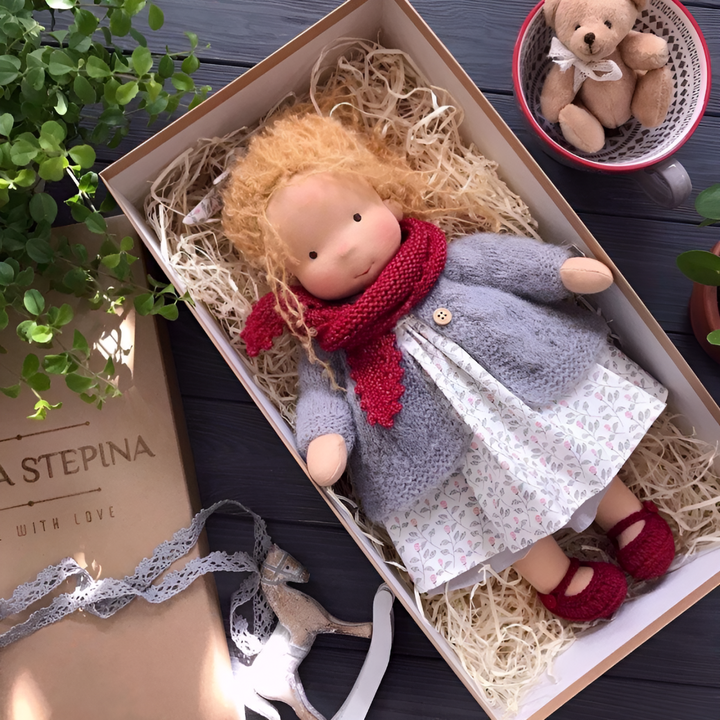 Handgefertigte Waldorf-Kuschelpuppe