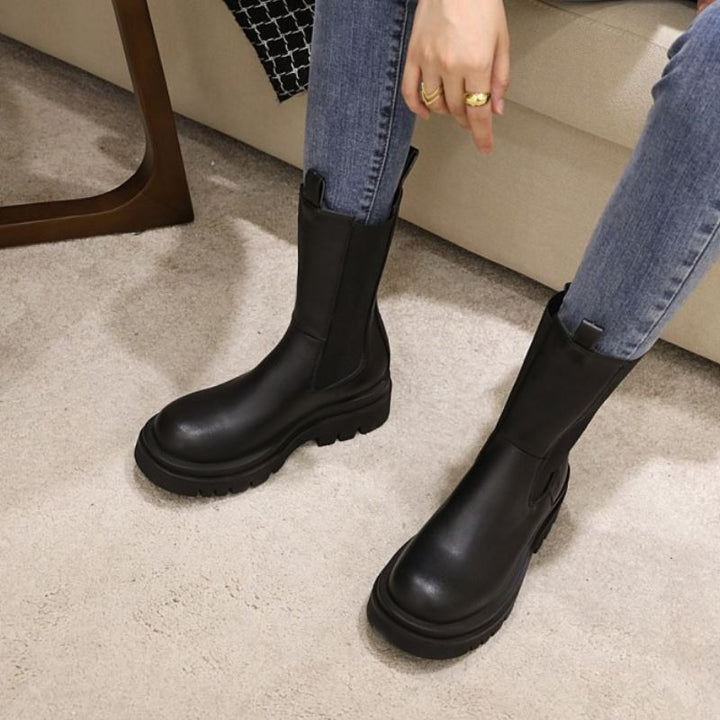 Damenstiefel mit runder Spitze und gerippter Plateausohle