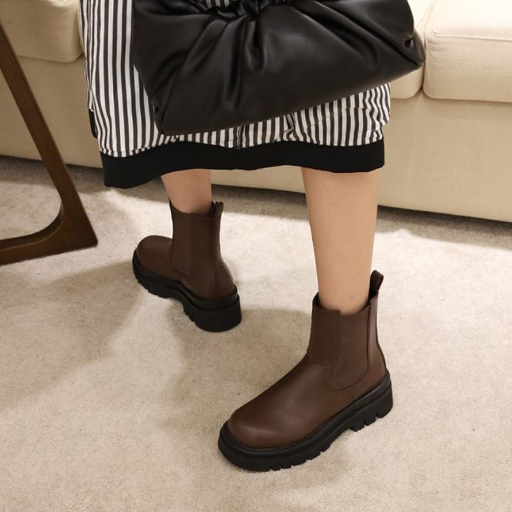Damenstiefel mit runder Spitze und gerippter Plateausohle