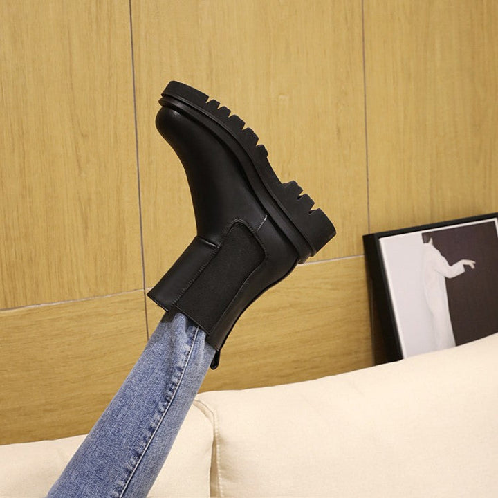 Damenstiefel mit runder Spitze und gerippter Plateausohle