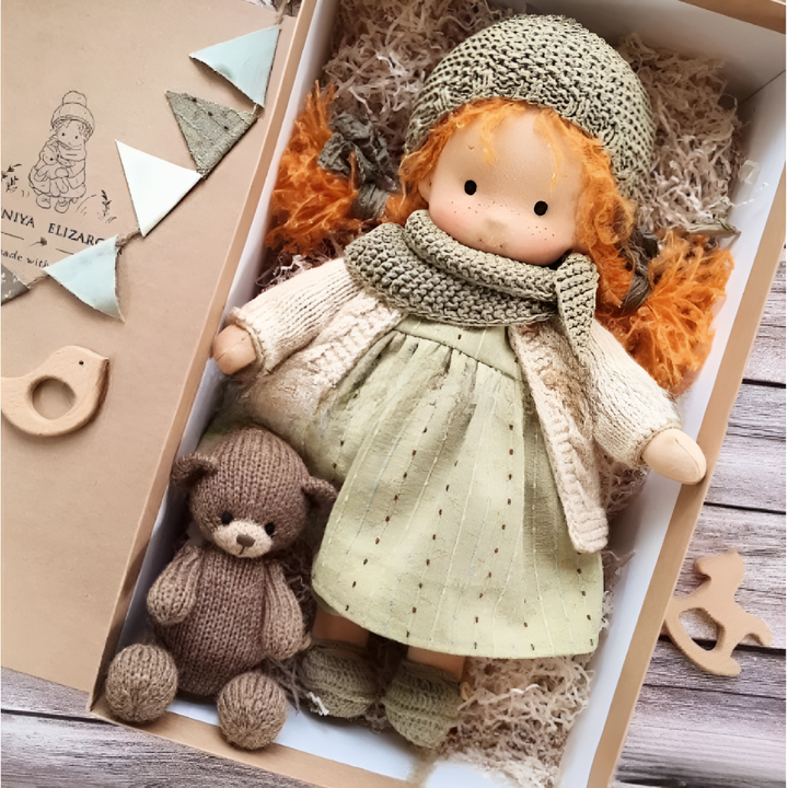 Handgefertigte Waldorf-Kuschelpuppe