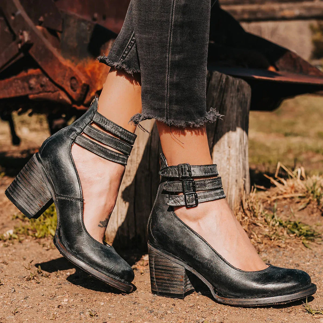 Vintage-inspirierte Pumps mit Fesselriemchen und klobigem Absatz