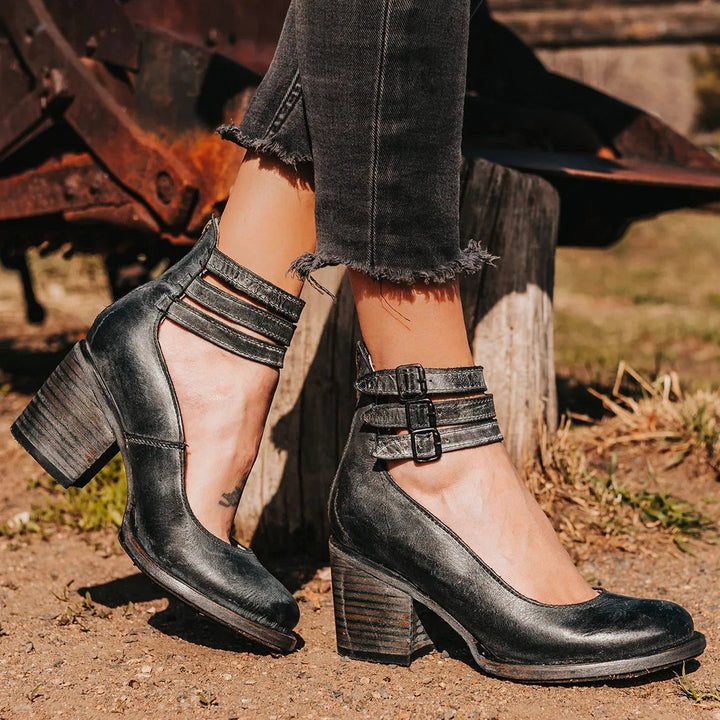 Vintage-inspirierte Pumps mit Fesselriemchen und klobigem Absatz