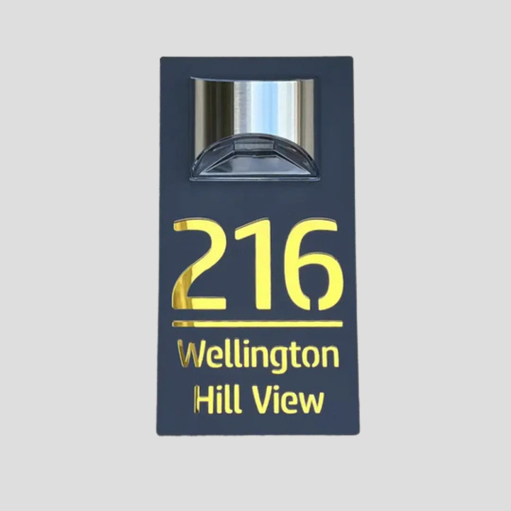 Solarbetriebene Hausnummerntafel