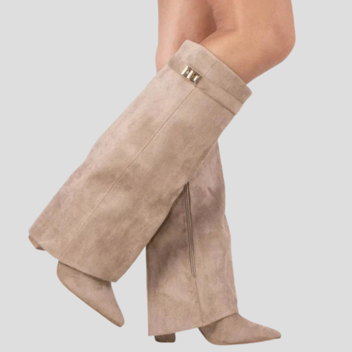 Hohe Stiefel mit Lasche und Blockabsatz