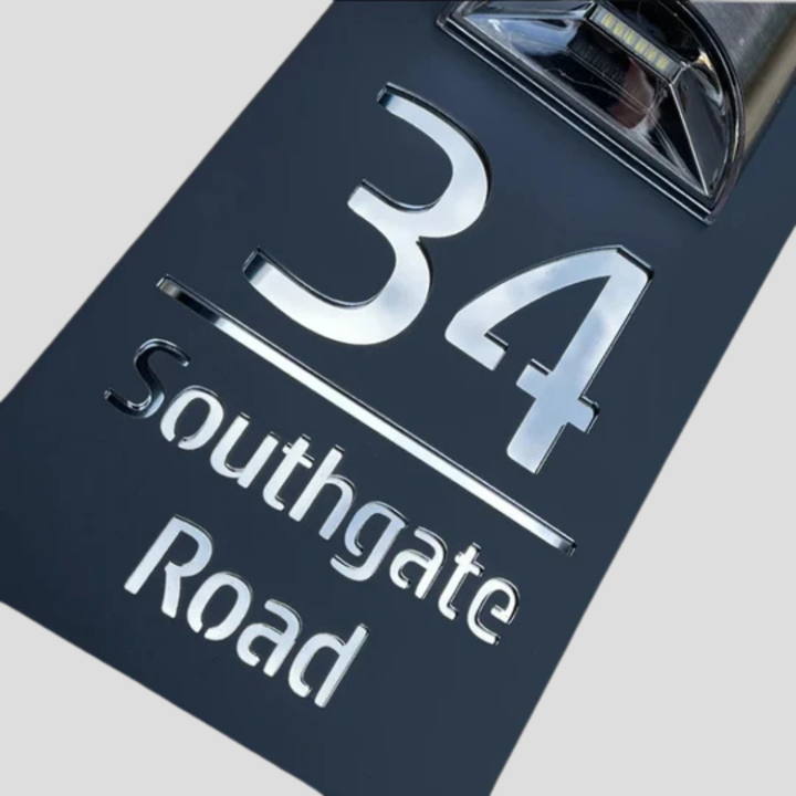 Solarbetriebene Hausnummerntafel