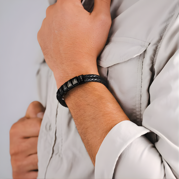 Herrenarmband in Schwarz mit gravierten Perlen