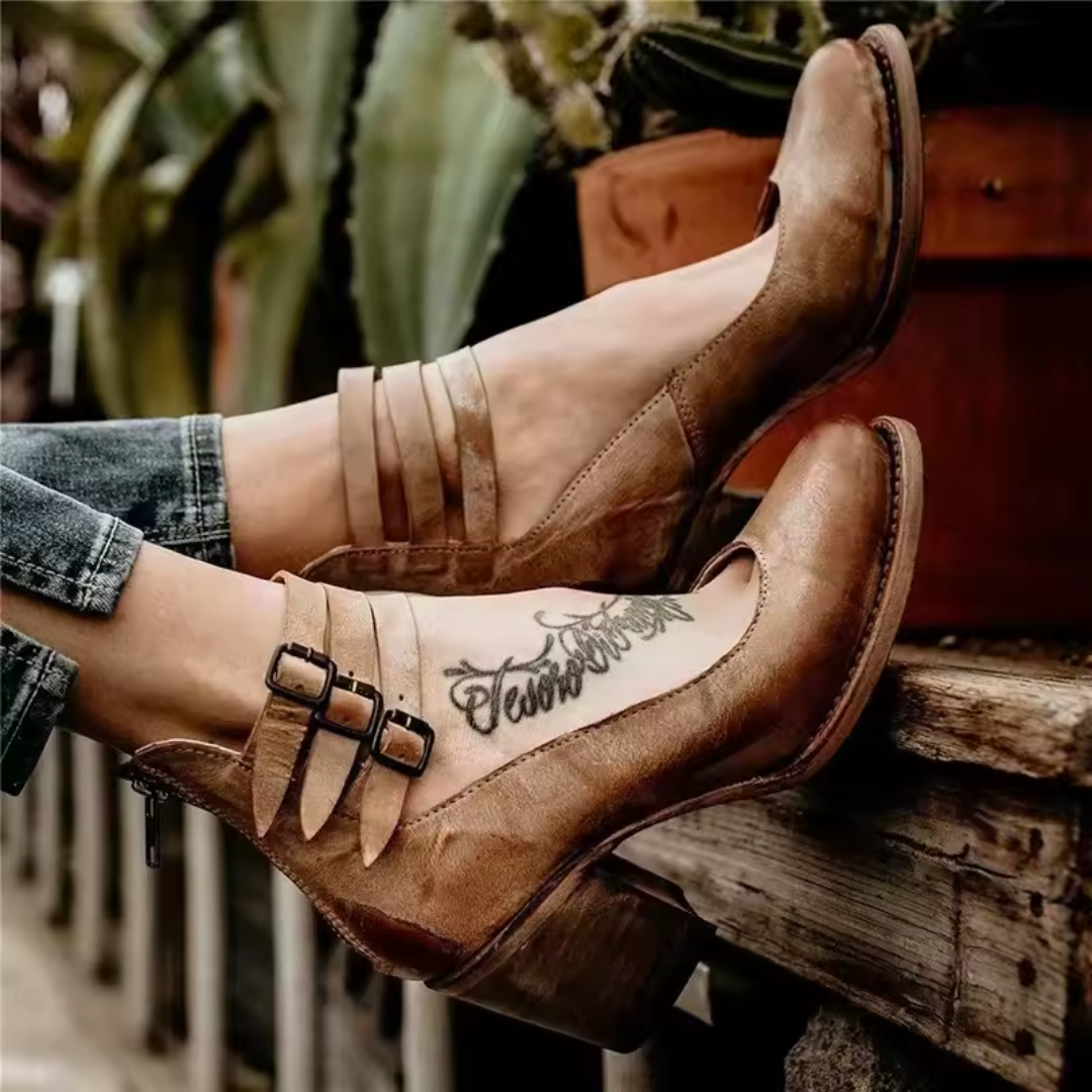Vintage-inspirierte Pumps mit Fesselriemchen und klobigem Absatz