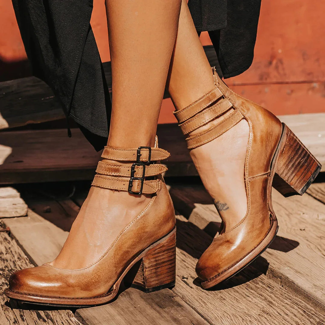 Vintage-inspirierte Pumps mit Fesselriemchen und klobigem Absatz