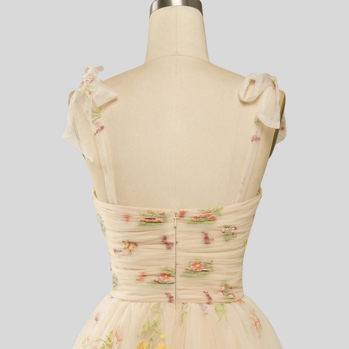 Elegantes schulterfreies Paillettenkleid