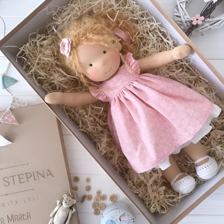 Handgefertigte Waldorf-Kuschelpuppe