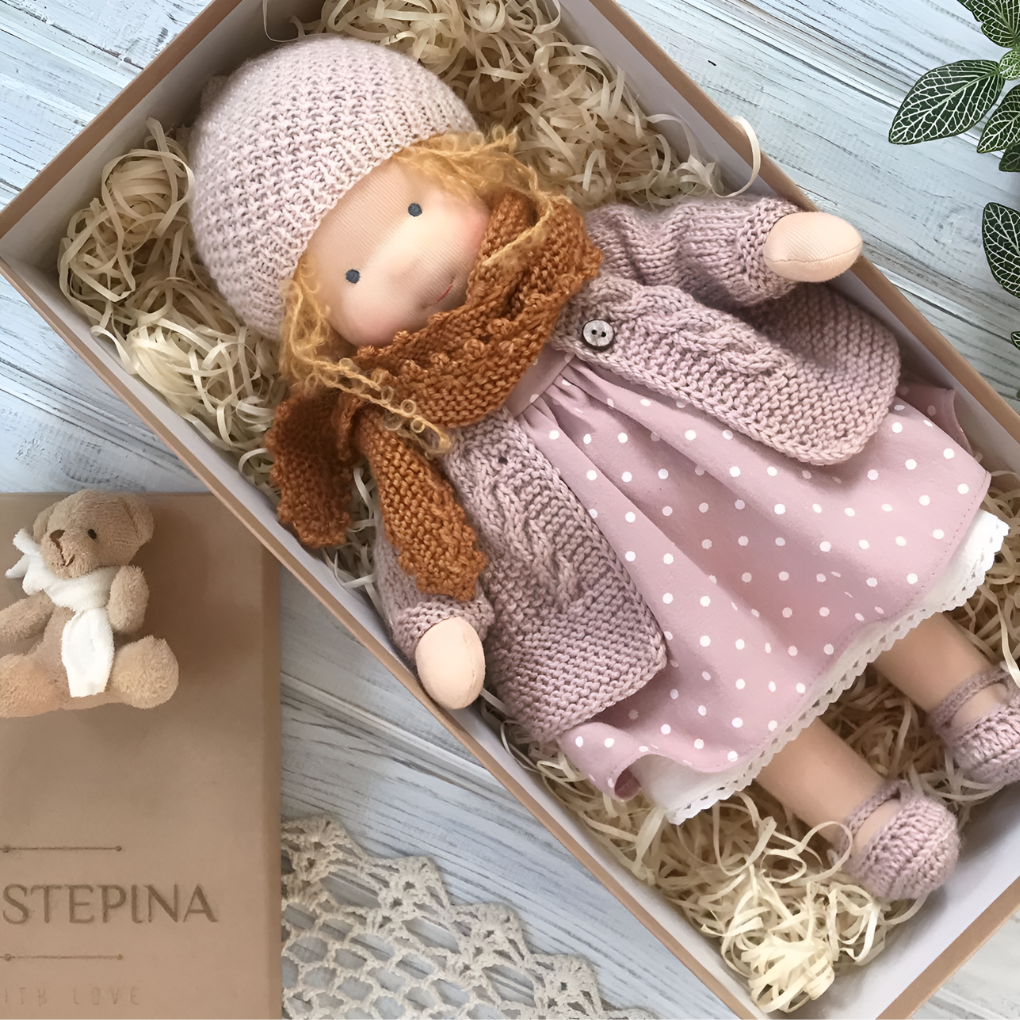 Handgefertigte Waldorf-Kuschelpuppe