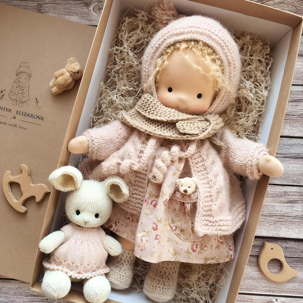 Handgefertigte Waldorf-Kuschelpuppe