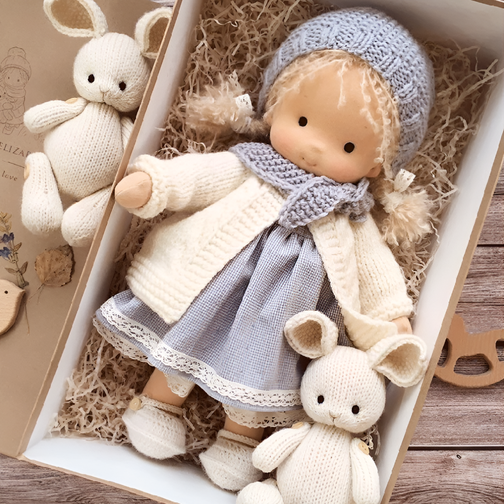 Handgefertigte Waldorf-Kuschelpuppe