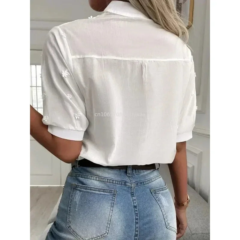 Sommerliche weiße Bluse mit Stickerei und V-Ausschnitt