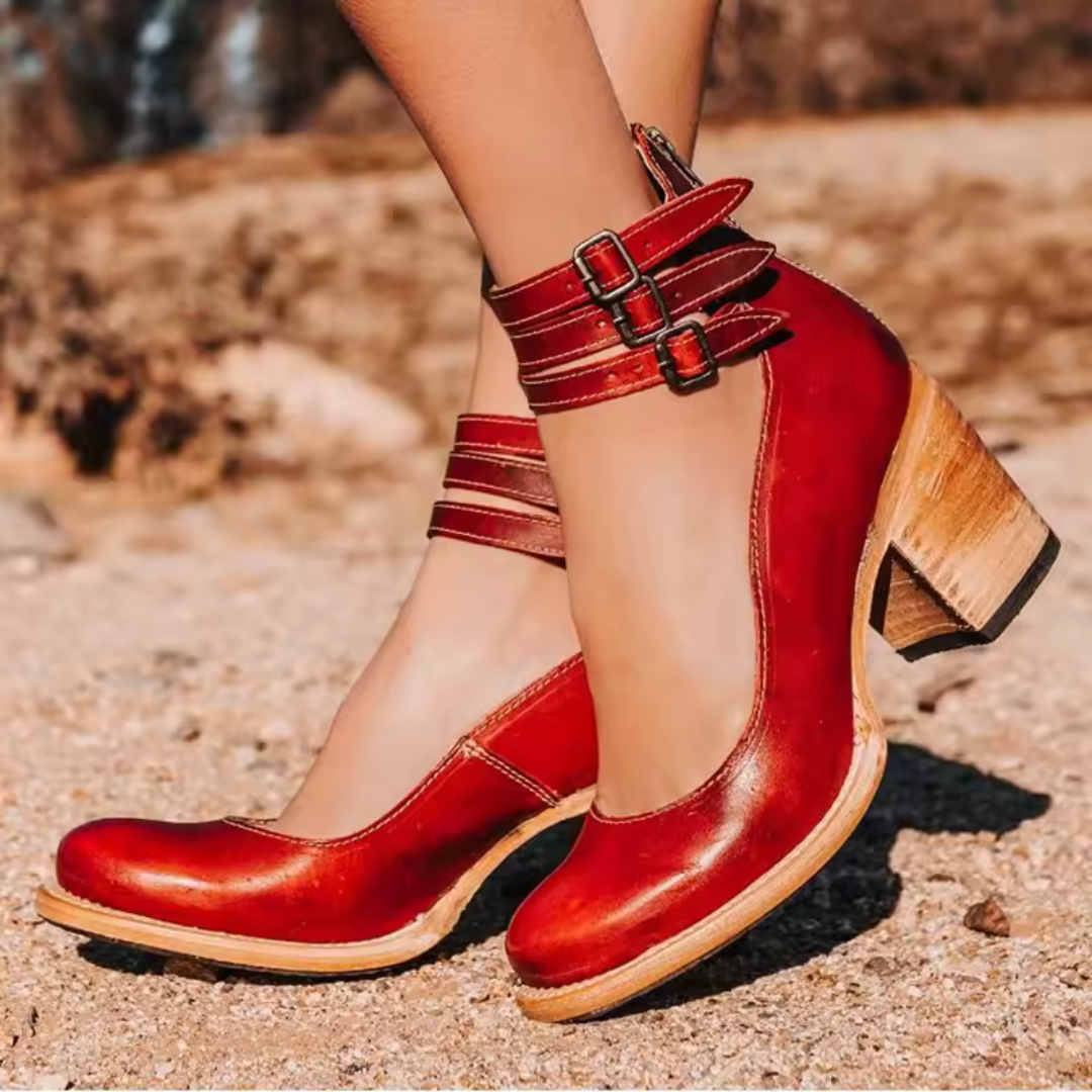 Vintage-inspirierte Pumps mit Fesselriemchen und klobigem Absatz