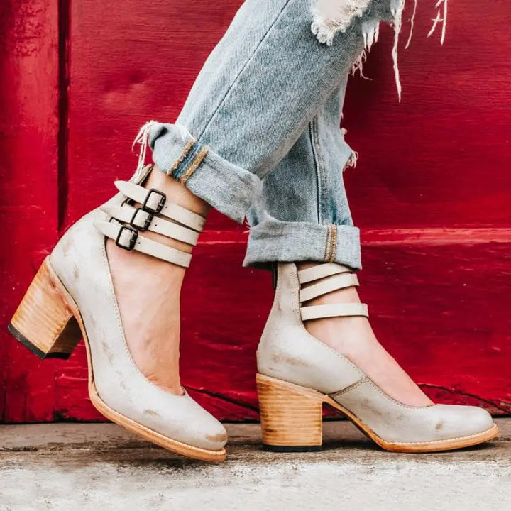 Vintage-inspirierte Pumps mit Fesselriemchen und klobigem Absatz