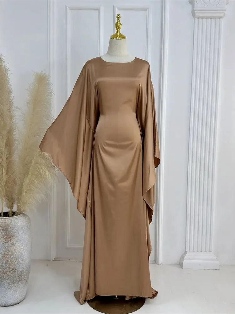 Elegantes Maxikleid mit Spaghettiträgern und hohem Schlitz