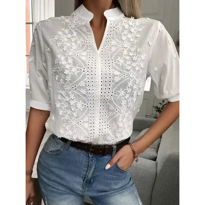 Sommerliche weiße Bluse mit Stickerei und V-Ausschnitt
