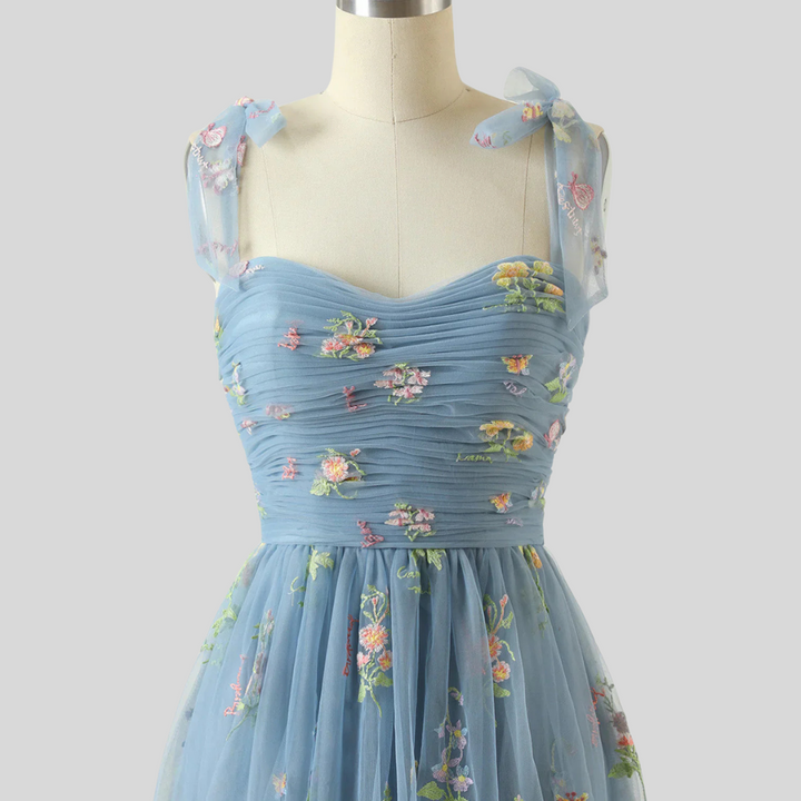 Elegantes schulterfreies Paillettenkleid