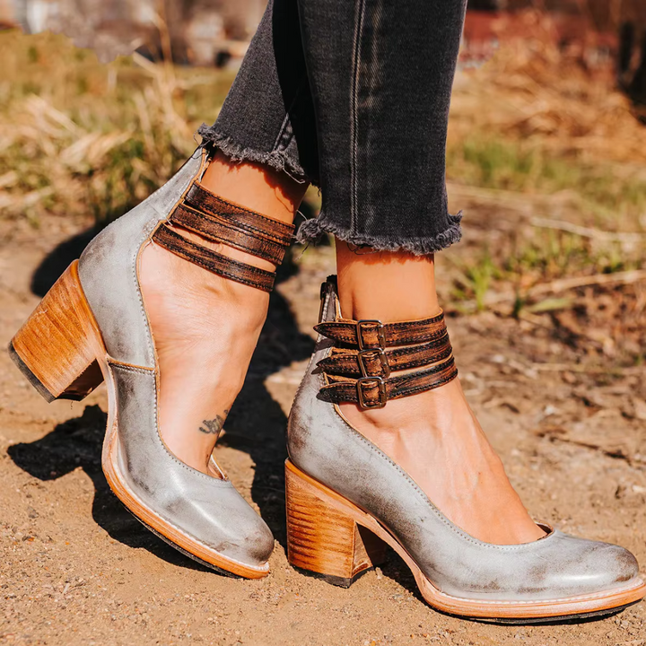 Vintage-inspirierte Pumps mit Fesselriemchen und klobigem Absatz