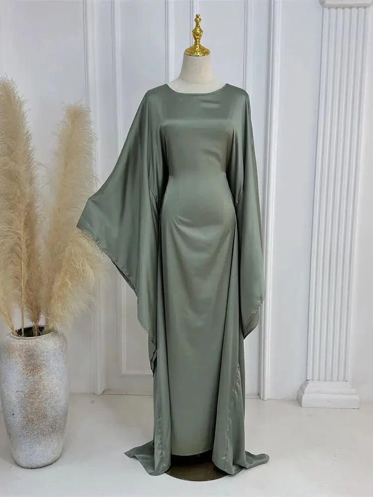 Elegantes Maxikleid mit Spaghettiträgern und hohem Schlitz