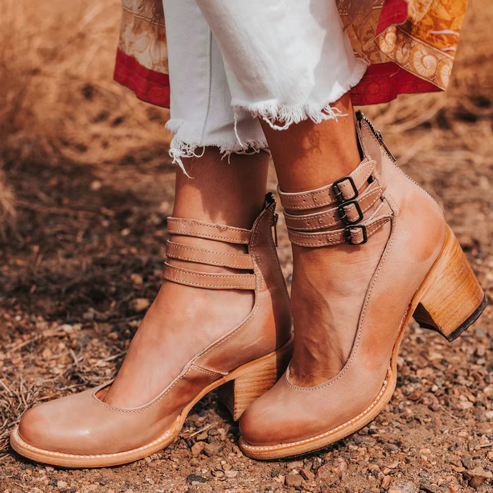 Vintage-inspirierte Pumps mit Fesselriemchen und klobigem Absatz