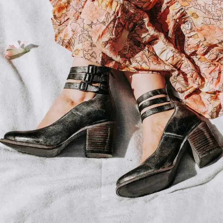 Vintage-inspirierte Pumps mit Fesselriemchen und klobigem Absatz