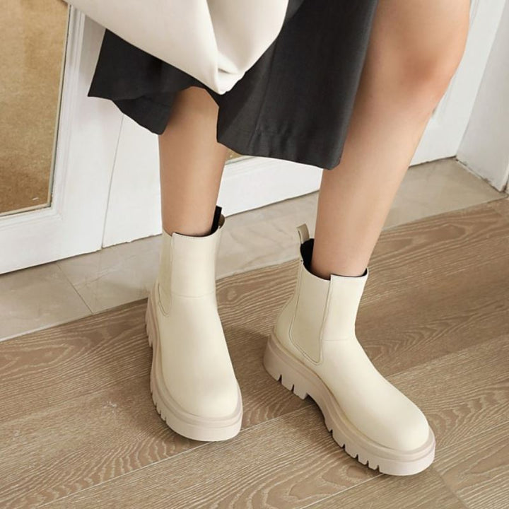 Damenstiefel mit runder Spitze und gerippter Plateausohle