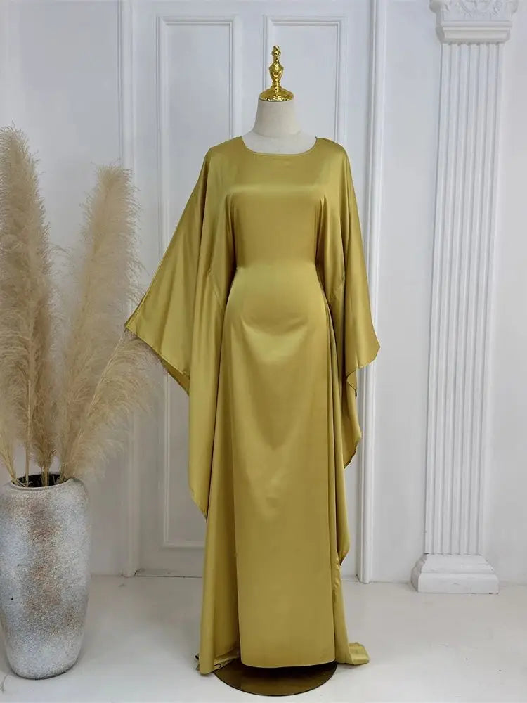 Elegantes Maxikleid mit Spaghettiträgern und hohem Schlitz