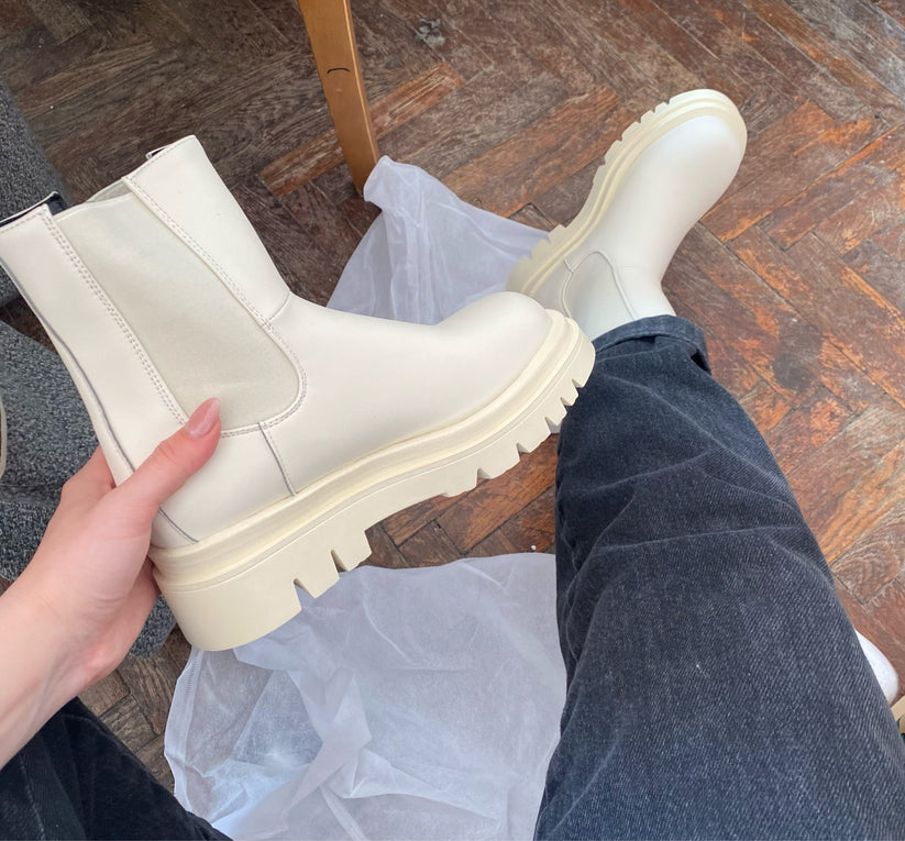 Damenstiefel mit runder Spitze und gerippter Plateausohle