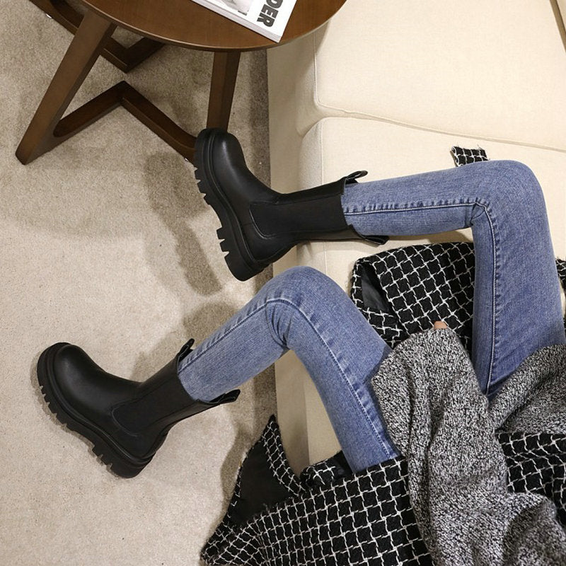 Damenstiefel mit runder Spitze und gerippter Plateausohle