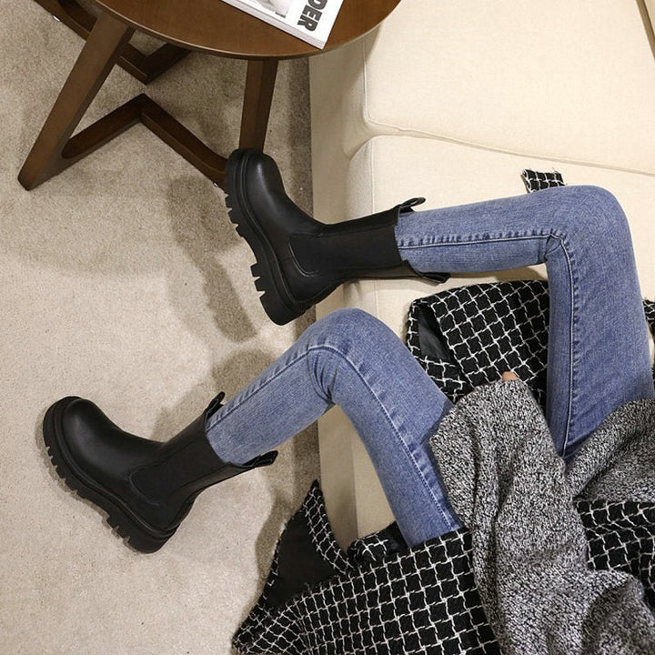 Damenstiefel mit runder Spitze und gerippter Plateausohle