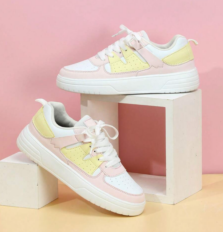Sportliche Turnschuhe für Damen