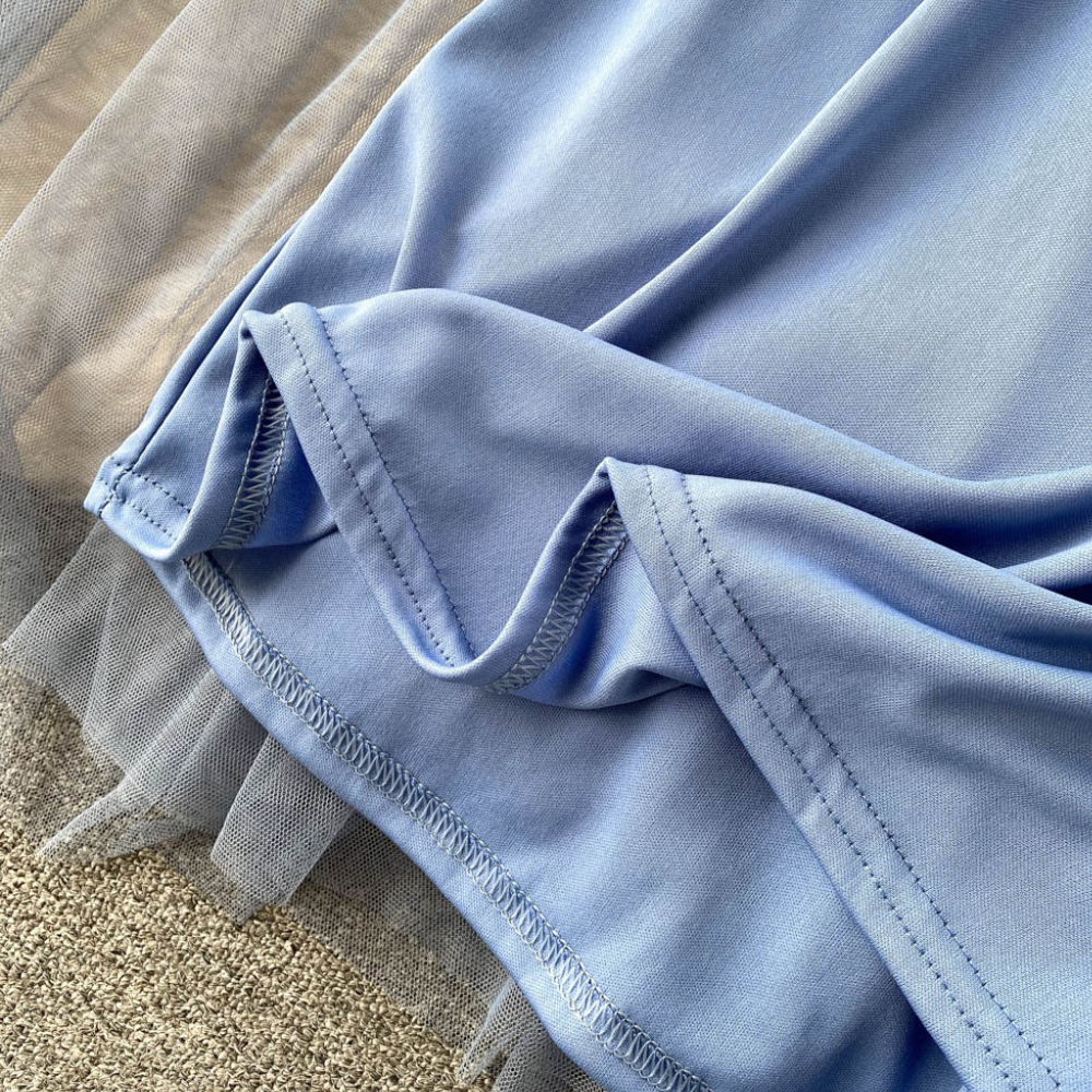 Bezauberndes Blumenkleid mit Stehkragen