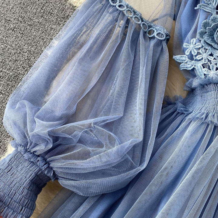 Bezauberndes Blumenkleid mit Stehkragen