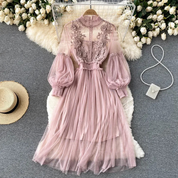 Bezauberndes Blumenkleid mit Stehkragen