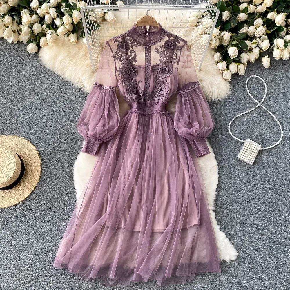 Bezauberndes Blumenkleid mit Stehkragen