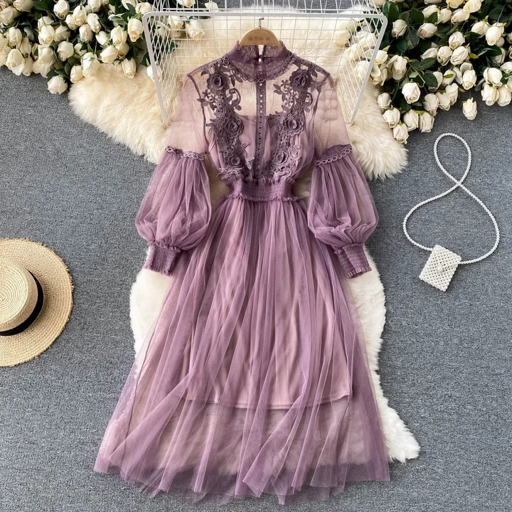 Bezauberndes Blumenkleid mit Stehkragen