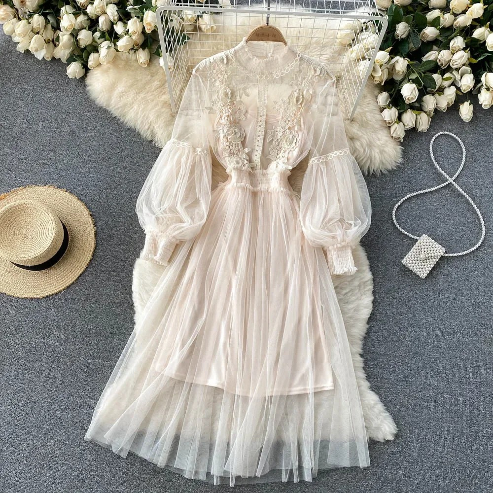 Bezauberndes Blumenkleid mit Stehkragen