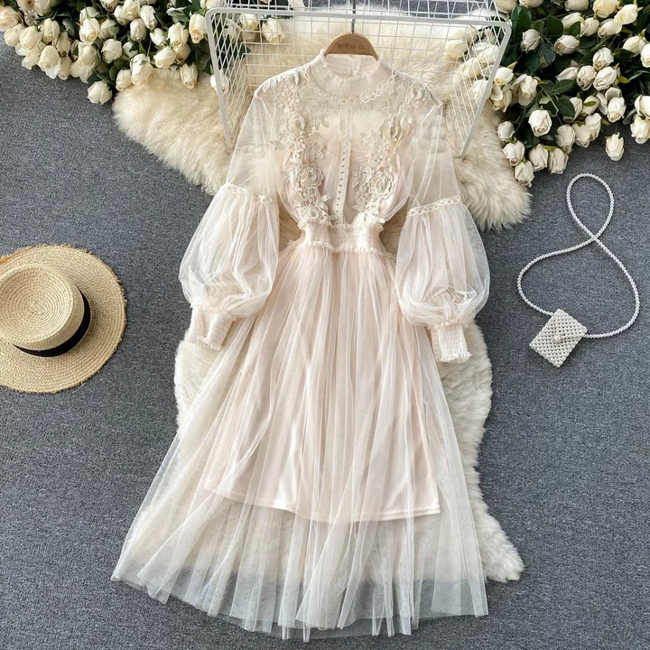 Bezauberndes Blumenkleid mit Stehkragen