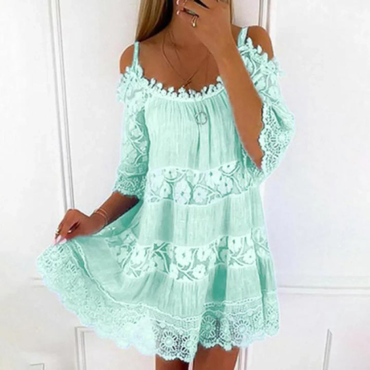 Sommer-Minikleid mit Häkelspitze und Stickerei