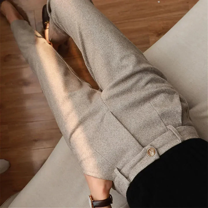 Herrenhose mit Knopf und Taschen