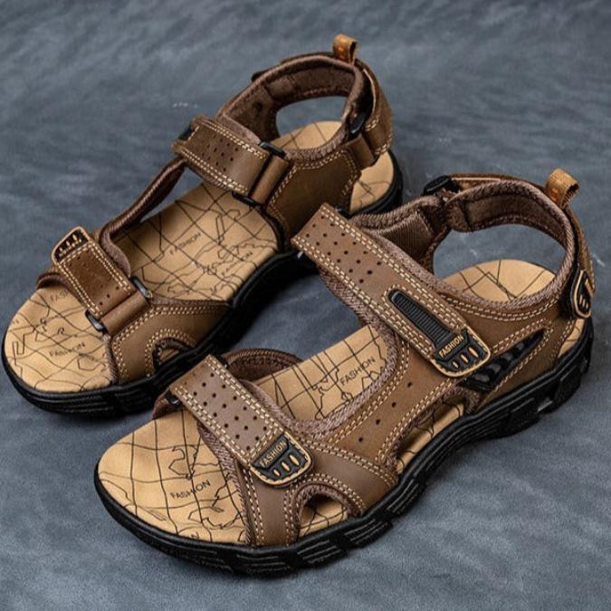 Herrensandalen mit verstellbaren Riemen und Belüftungslöchern