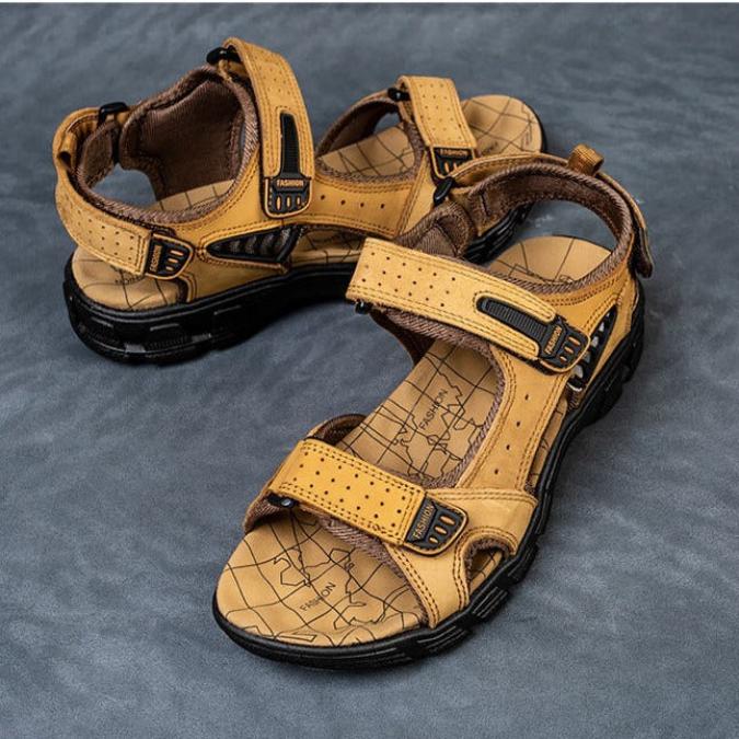 Herrensandalen mit verstellbaren Riemen und Belüftungslöchern