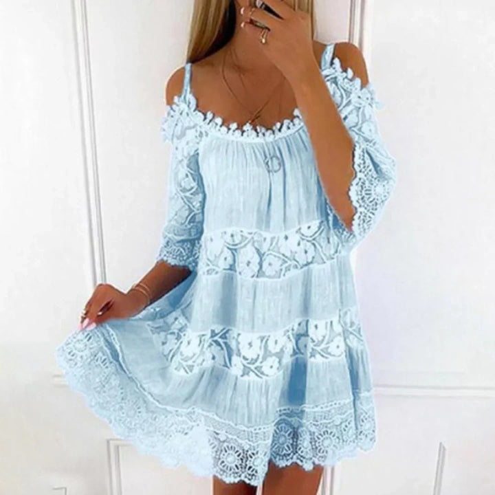 Sommer-Minikleid mit Häkelspitze und Stickerei