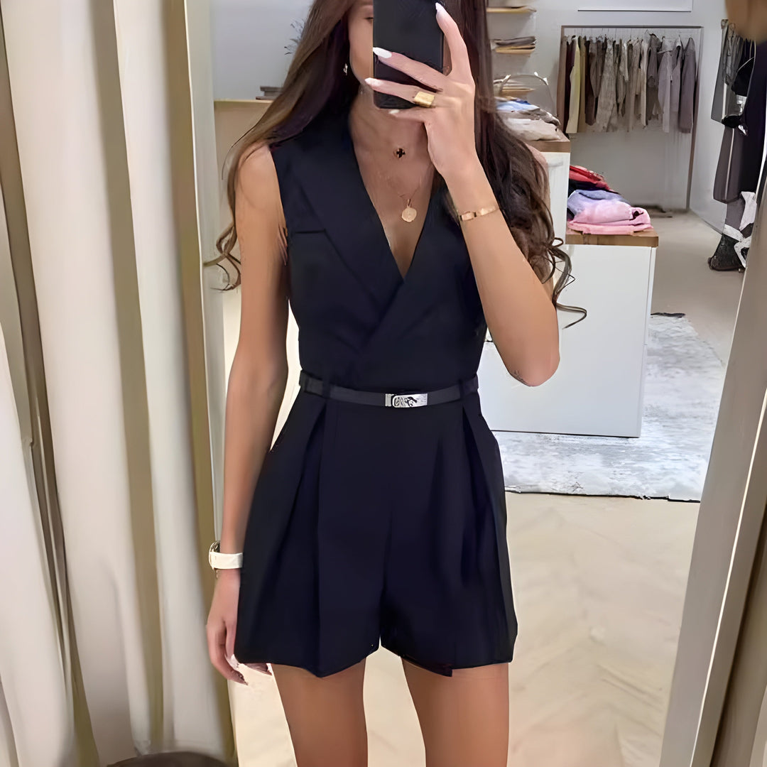 Damen ärmelloser Sommer-Jumpsuit mit V-Ausschnitt und plissierten Shorts