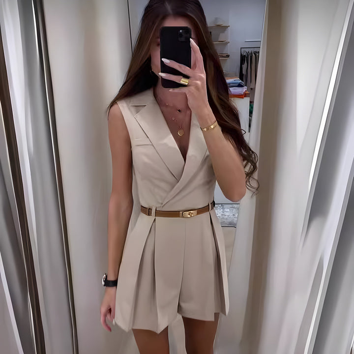 Damen ärmelloser Sommer-Jumpsuit mit V-Ausschnitt und plissierten Shorts