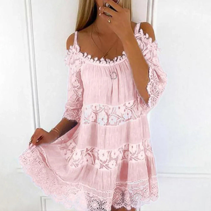 Sommer-Minikleid mit Häkelspitze und Stickerei