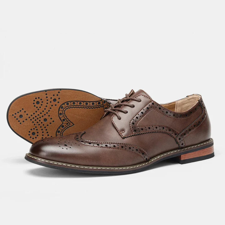Schnürschuhe aus Leder mit Flügelkappe und Brogue-Verzierung